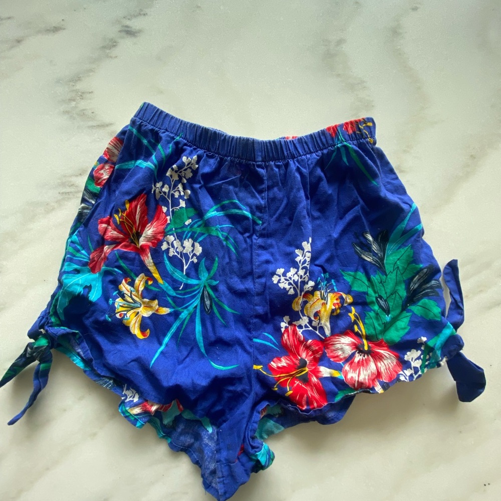 Vintage Retro Hawaiian Floral Blue Women's Booty Shorts Hot Pants